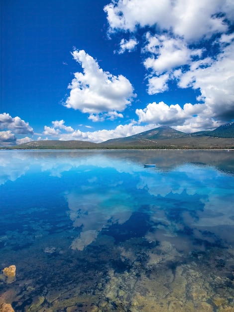 Landschap van de kust met prachtige wolken