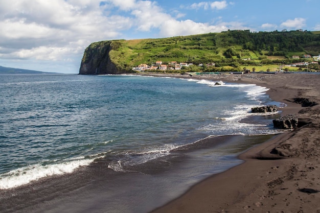 Landschap van de kust van de Atlantische Oceaan met golven zonnige zomerdag op de Azoren