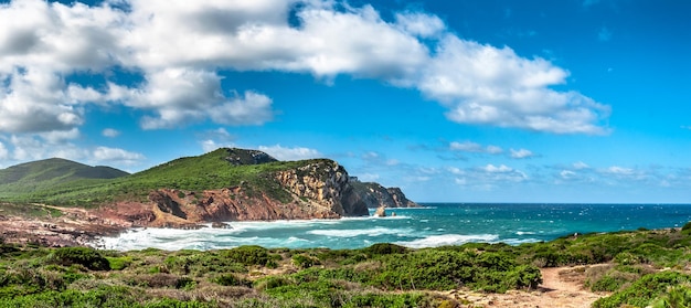 Landschap van de kust van porticciolo in een winderige dag