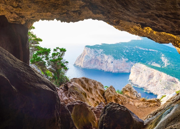 Landschap van de kust van Sardinië gezien vanuit de grot van Vasi Rotti