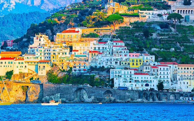 Landschap van de kustplaats van Amalfi aan de Tyrreense Zee in de herfst. Amalfitanakustlijn in Italië. Italiaanse zomer met prachtig blauw water. Panoramisch zicht. Vakantie en vakantie. Mediterraan landschap.