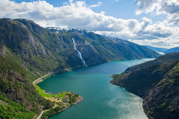 Landschap van de Langfoss-waterval en de bergen in Akrafjorden, Noorwegen