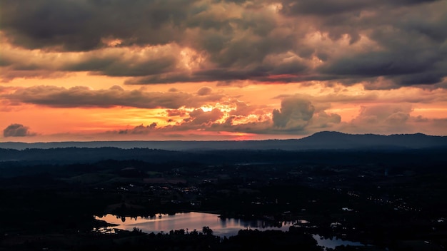 Landschap van de lucht tijdens schemering of zonsondergang.