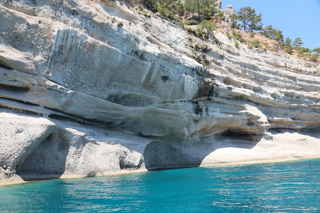 Landschap van de natuurlijke rotsbergen van Turkije over blauw zeewater