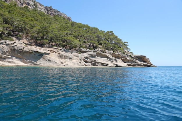 Landschap van de natuurlijke rotsbergen van turkije over blauw zeewater