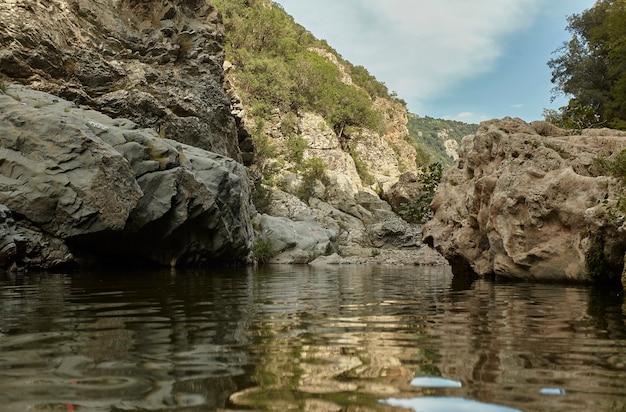 Landschap van de prachtige natuurlijke druppelaar van Sa Stiddiosa, gelegen in het centrale deel van Sardinië