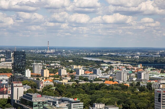 landschap van de stad Warschau vanaf het uitkijkpunt in het Paleis van de Cultuur op een warme zonnige zomerdag
