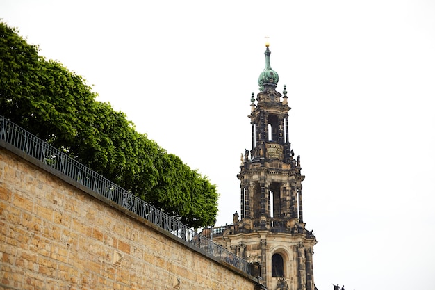 Landschap van de stadsstraten van het historische deel van dresden een keurig verzorgde stad