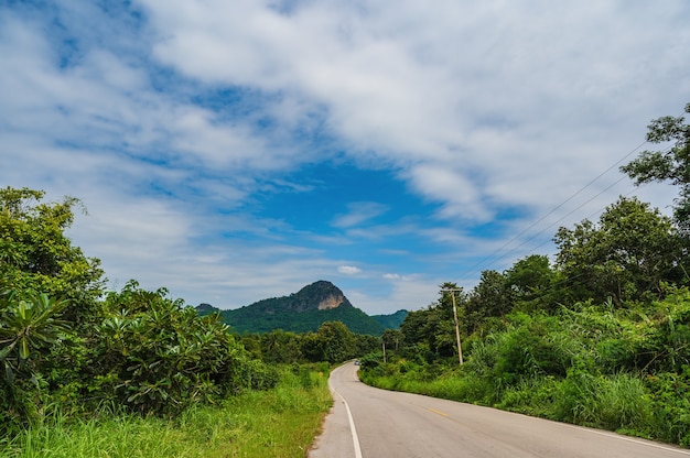 Landschap van de weg met de berg op het platteland van thailand.