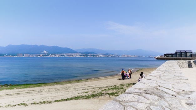 Landschap van de zeekust op het eiland miyajima waar mensen veel activiteiten op het strand kunnen hebben, hiroshima, japan