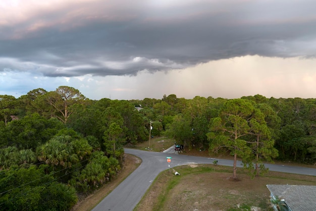 Landschap van donkere onheilspellende wolken die zich vormen op een stormachtige lucht vóór zware onweersbuien boven het landelijke stadsgebied