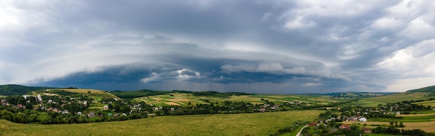 Landschap van donkere wolken die zich vormen op stormachtige lucht tijdens onweer boven landelijk gebied