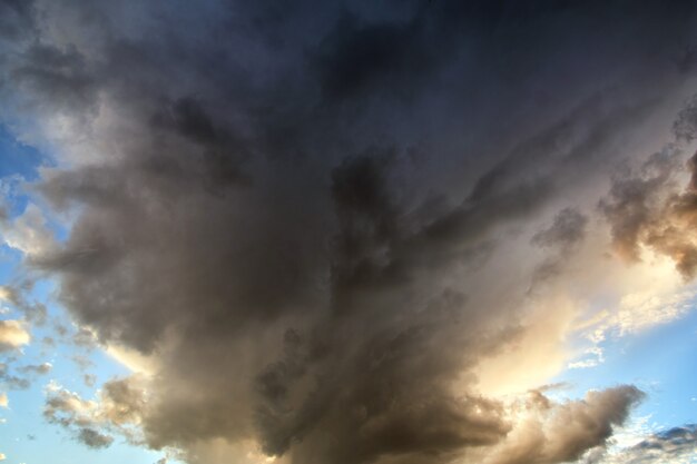 Landschap van donkere wolken die zich vormen op stormachtige lucht tijdens onweer.