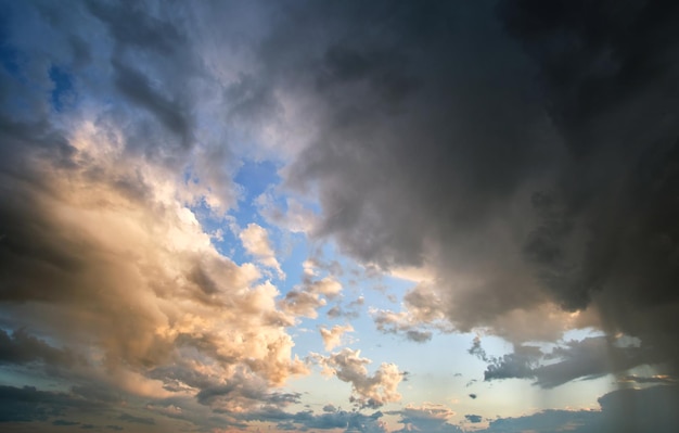 Landschap van donkere wolken die zich vormen op stormachtige lucht tijdens onweer.