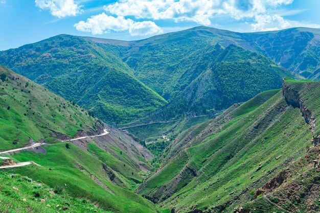 Landschap van een bergdal in de kaukasus met een weg die het kruist