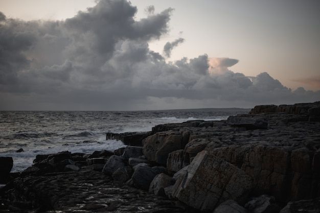 Landschap van een donker dok met zee en wolken