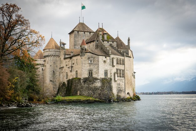 Landschap van een kasteel aan de oever