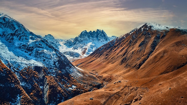 Landschap van een majestueuze besneeuwde en bruine schilderachtige bergvallei in Juta in het land van Georgië