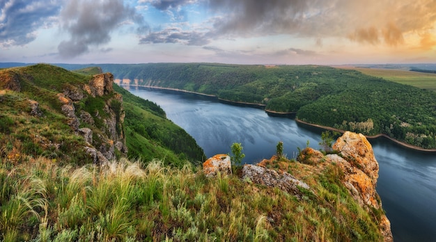 Landschap van een rivier en groene velden