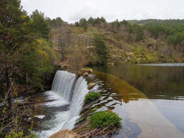 landschap van een waterval in de bergen