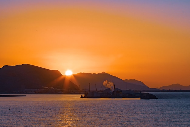 Landschap van een zonsondergang aan de kust in de zomer