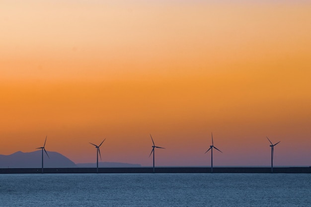 Landschap van een zonsondergang aan de kust in de zomer