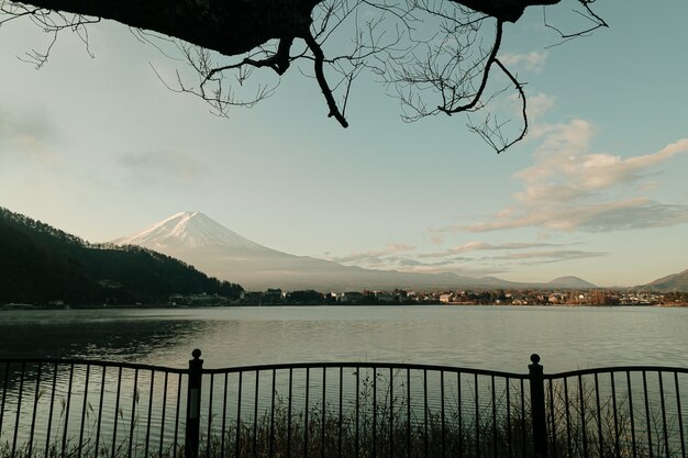 Landschap van fuji-bergmening en kawaguchiko-meer in ochtendzonsopgang, wintertijd in yamanachi, japan.