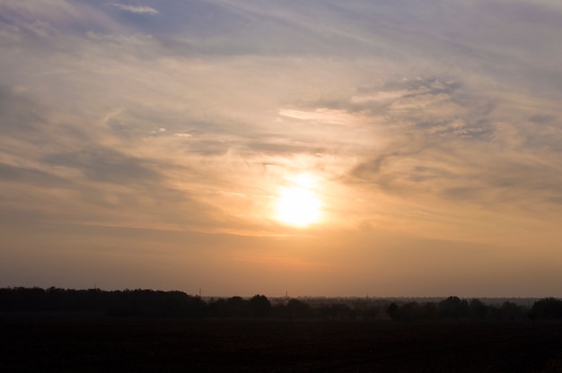 Landschap van gebied in zonsondergangtijd