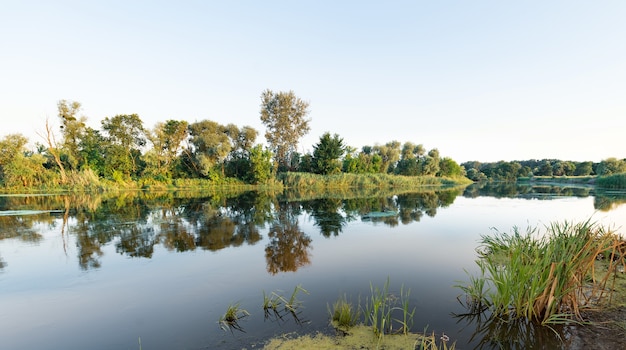 Landschap van groot rustig meer met koud water in zomerdag