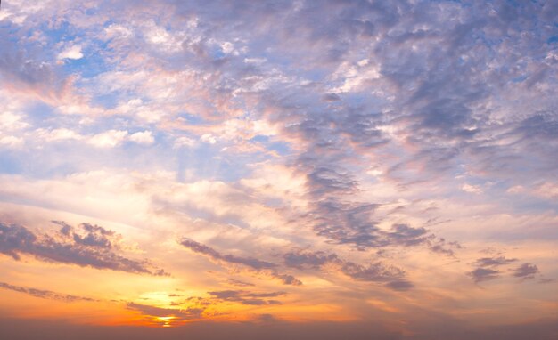 Landschap van helder rood oranje zonsopgang zonsondergang