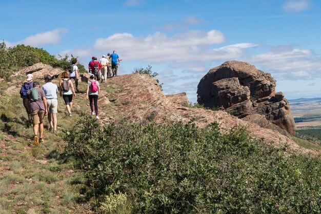 Landschap van het Caldereros-gebergte, een natuurmonument in Guadalajara met een groep wandelaars