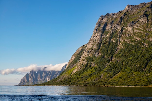 landschap van het eiland senja in het noorden van noorwegen, machtige bergen en kliffen boven de zee