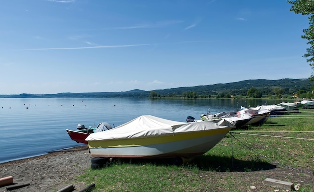 Foto landschap van het meer bolsena viterbo provincie lazio italië