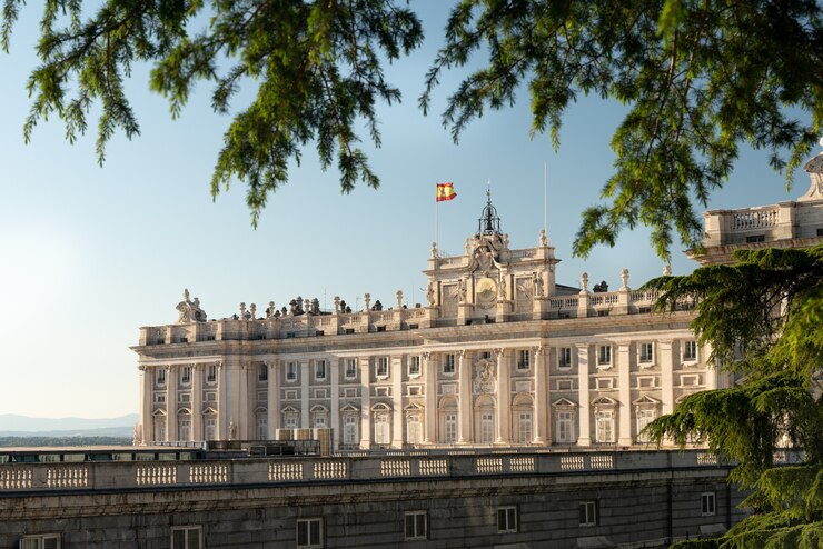 Landschap van het Palacio Real de Madrid vanuit de tuinen van Campo del Moro.