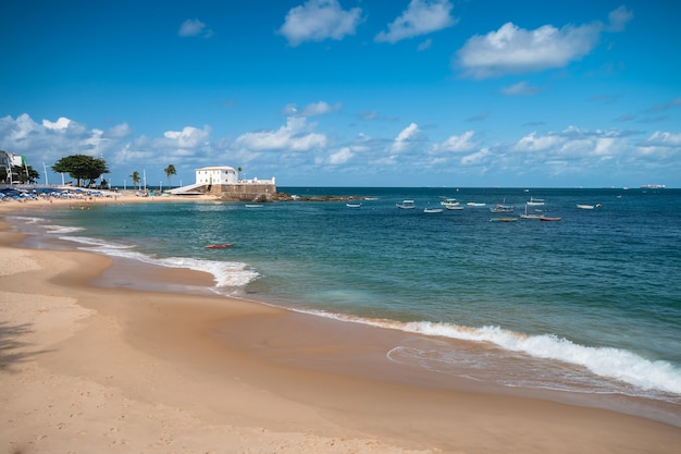 Landschap van het strand van Porto da Barra