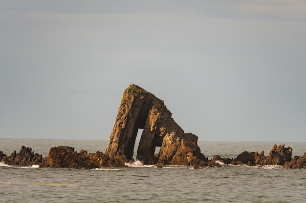 Landschap van het strand van Vallina del Gallo en de molen van Vallin aan de Asturische kust