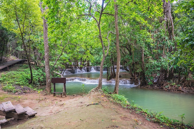 Landschap van Huai mae khamin waterval Srinakarin nationaal park in Kanchanaburi thailand. Huai mae khamin waterval Tweede verdieping "Man Kamin"