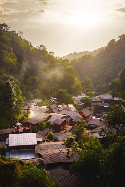 Landschap van Mae Kampong-bergdorp in diep bos bij zonsondergang Chiang Mai Thailand