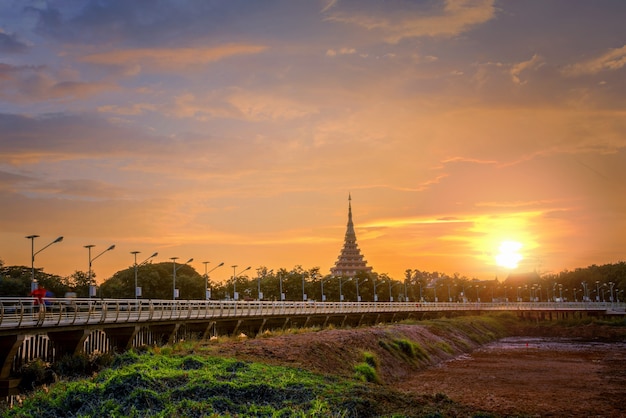 Landschap van metaalbrug en tempel in zonsondergang