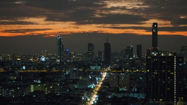 Landschap van moderne stad in de nacht Bangkok Thailand