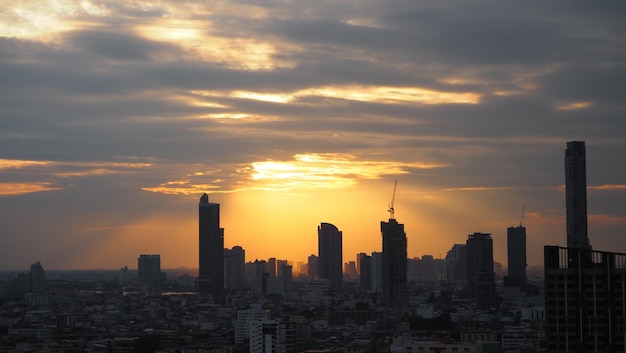 Landschap van moderne stad in de zonsondergang in Bangkok Thailand