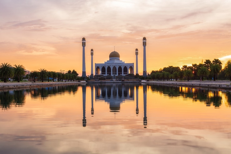 Foto landschap van mooie zonsonderganghemel bij centrale moskee, songkhla-provincie, thailand
