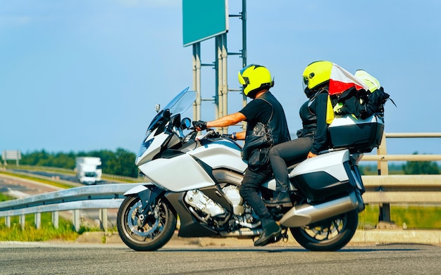 Landschap van motorfiets in weg van Polen. Vakantiereis op snelweg met motor. Landschap met scooter rijden op vakantiereis voor recreatie. Bewegingsrit in Europa. Motorvervoer