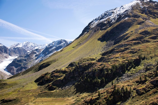 Landschap van naast de weg tussen ga naar de top van de berg in het natuurpark Kaunergrat in het alpendorp Kaunertal in Landeck bij de Pitztal-vallei in Tirol in de Alpen in Noord-Italië en West-Oostenrijk