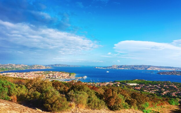 Landschap van Palau met het eiland Maddalena op het resort Costa Smeralda in de Middellandse Zee, Sardinië, Italië