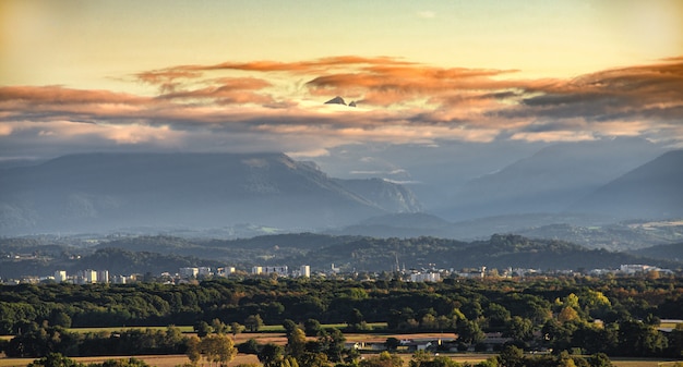 Landschap van Pau-stad, de bergen van de Pyreneeën op achtergrond