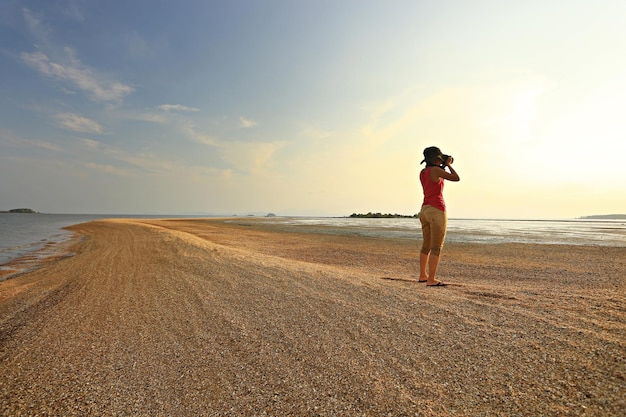 Landschap van prachtig gouden drakenstrand en zeegezicht van de Andamanzee in Tanyong po Satun Thailand