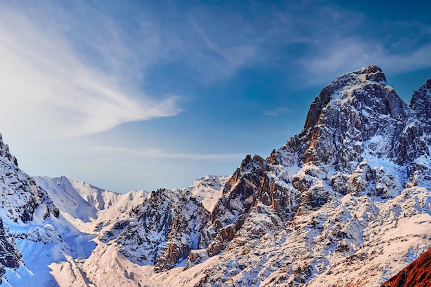 Landschap van prachtige majestueuze besneeuwde bergrug in georgië