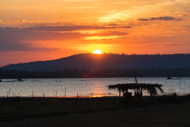 Landschap van rivier en zonsondergang in de bergen