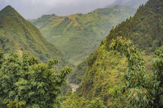 Landschap van sapa in de mist noordwest vietnam vietnam opent voor toerisme na quarantaine coronovirus